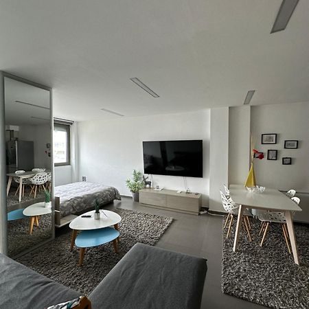 Hitech Appartment Amaliada Екстериор снимка