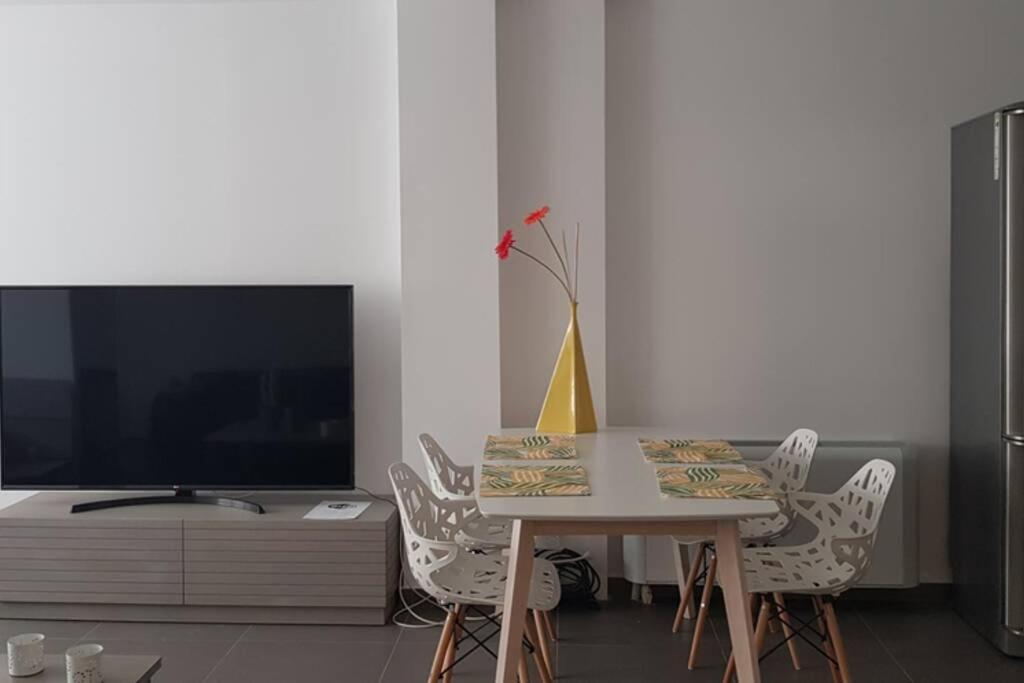 Hitech Appartment Amaliada Екстериор снимка