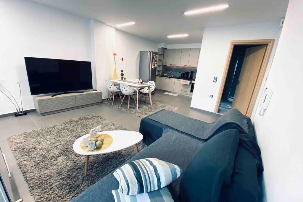 Hitech Appartment Amaliada Екстериор снимка