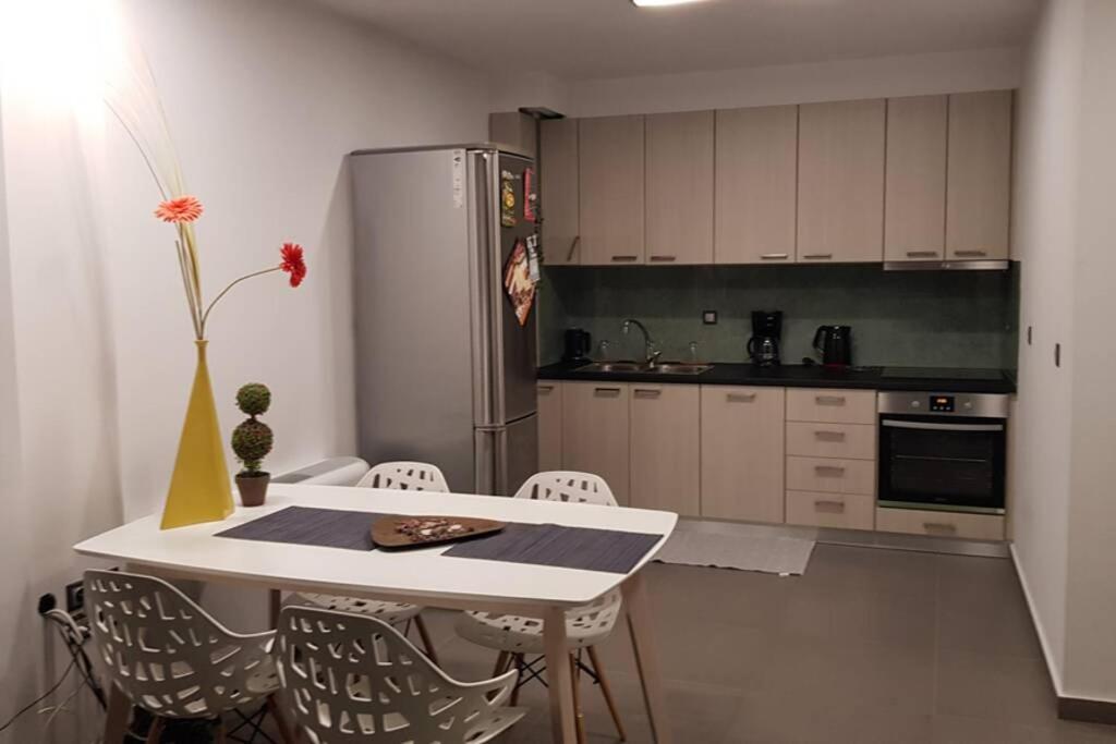 Hitech Appartment Amaliada Екстериор снимка